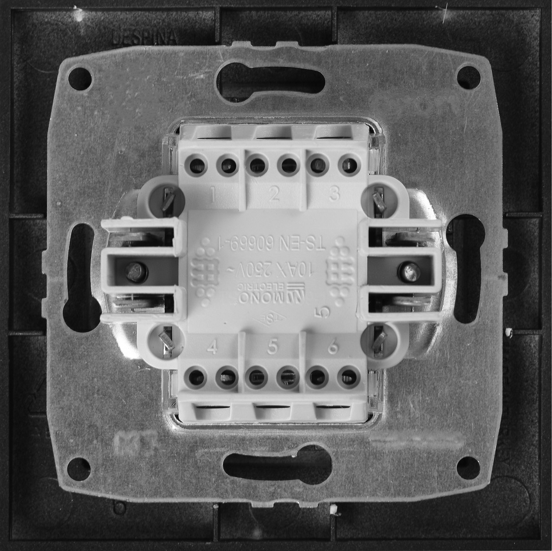 Выключатель встраиваемый MONO ELECTRIC Despina 1 клавиша графит  перекрестный 102-202025-112 — цена в Бузулуке, купить в интернет-магазине,  характеристики и отзывы, фото